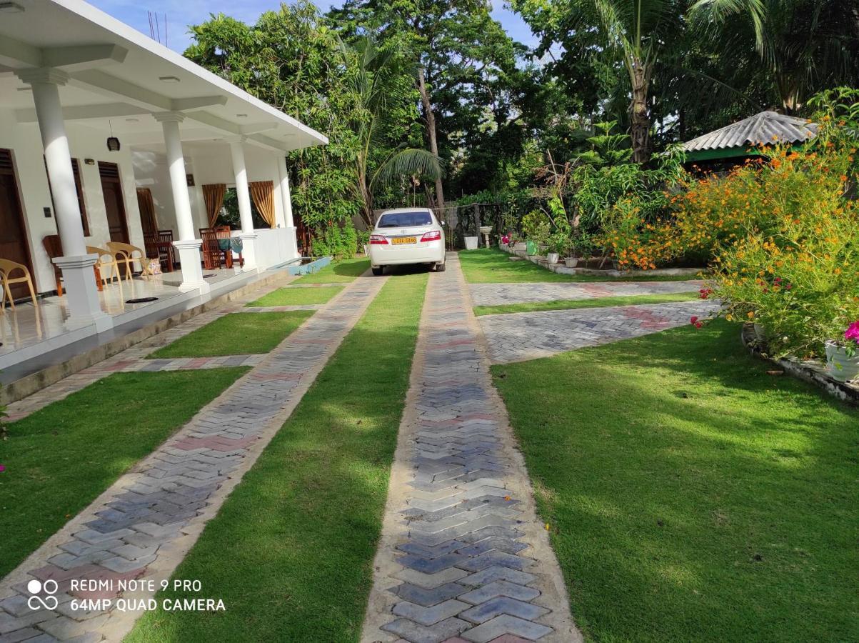 Geethani Tourist Home Полоннарува Экстерьер фото