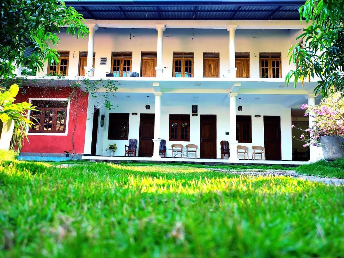 Geethani Tourist Home Полоннарува Экстерьер фото