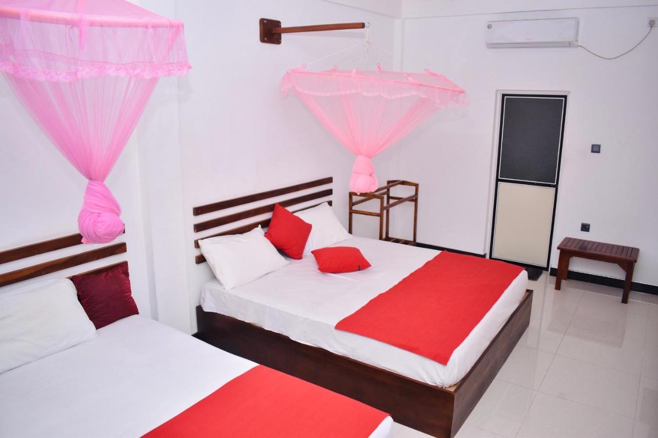 Geethani Tourist Home Полоннарува Экстерьер фото