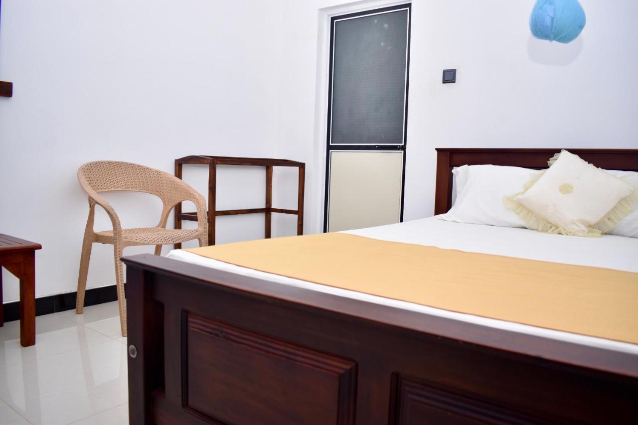 Geethani Tourist Home Полоннарува Экстерьер фото