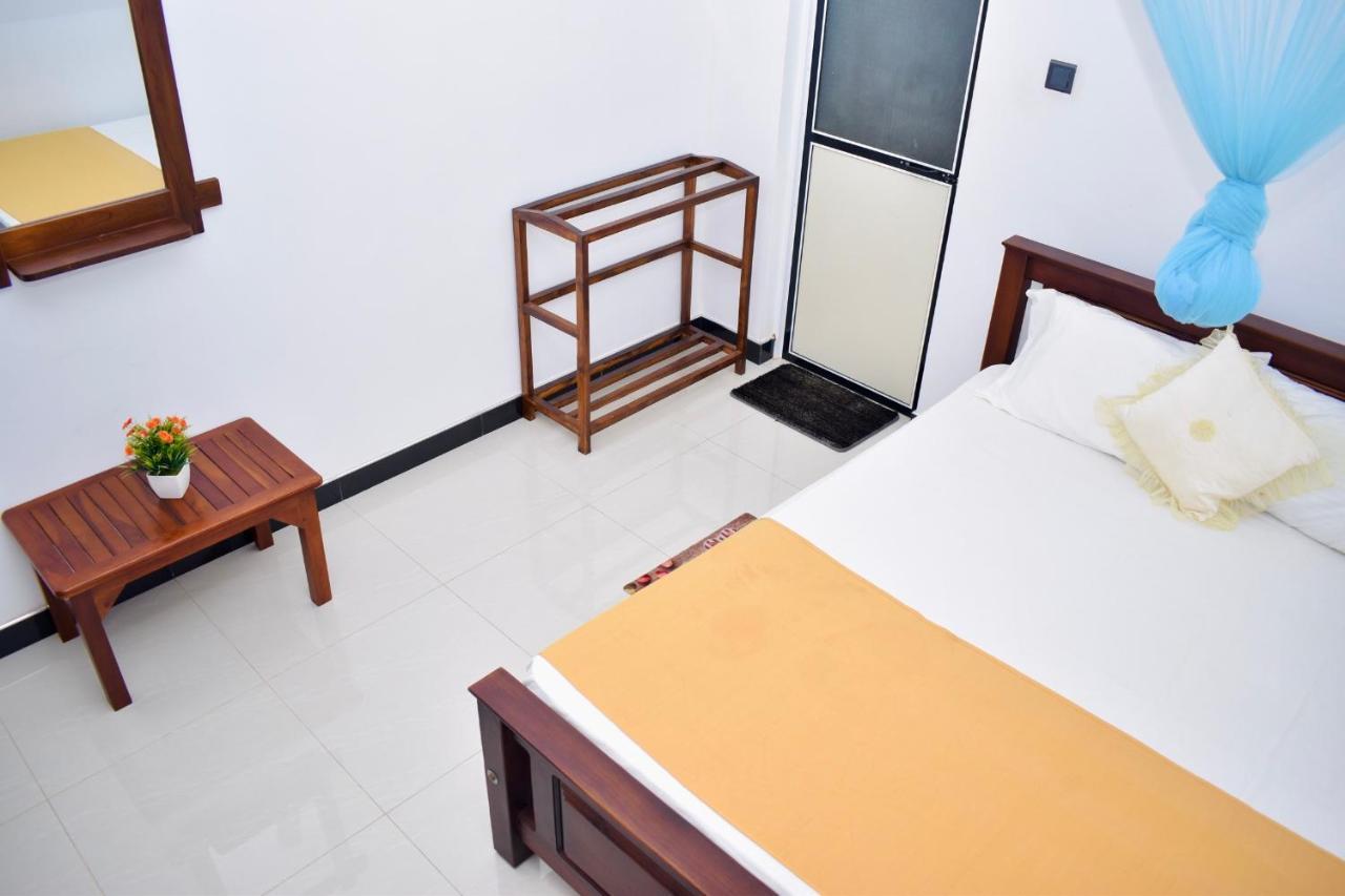 Geethani Tourist Home Полоннарува Экстерьер фото