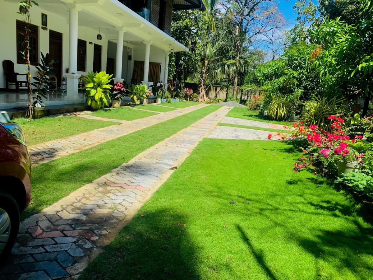Geethani Tourist Home Полоннарува Экстерьер фото