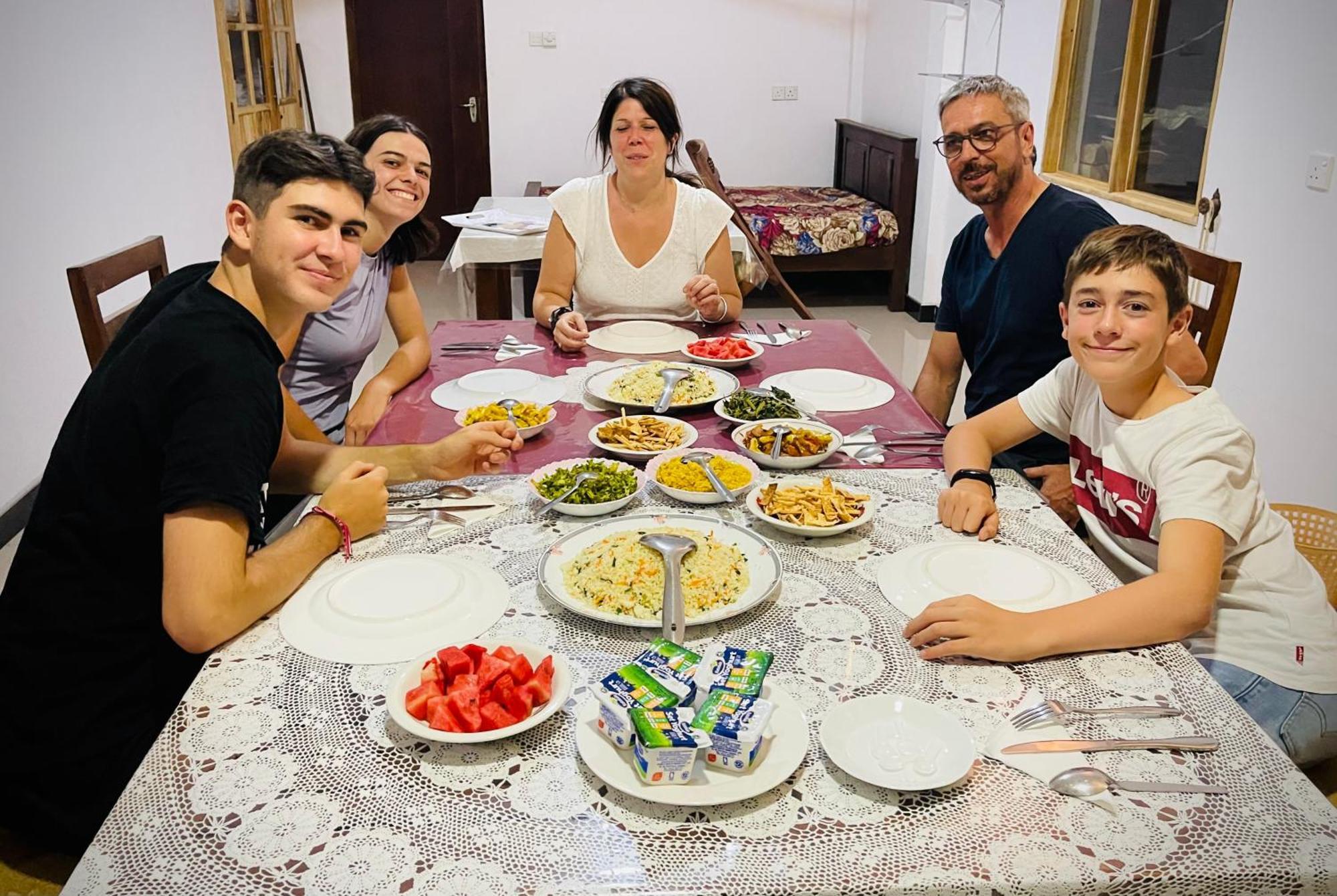 Geethani Tourist Home Полоннарува Экстерьер фото