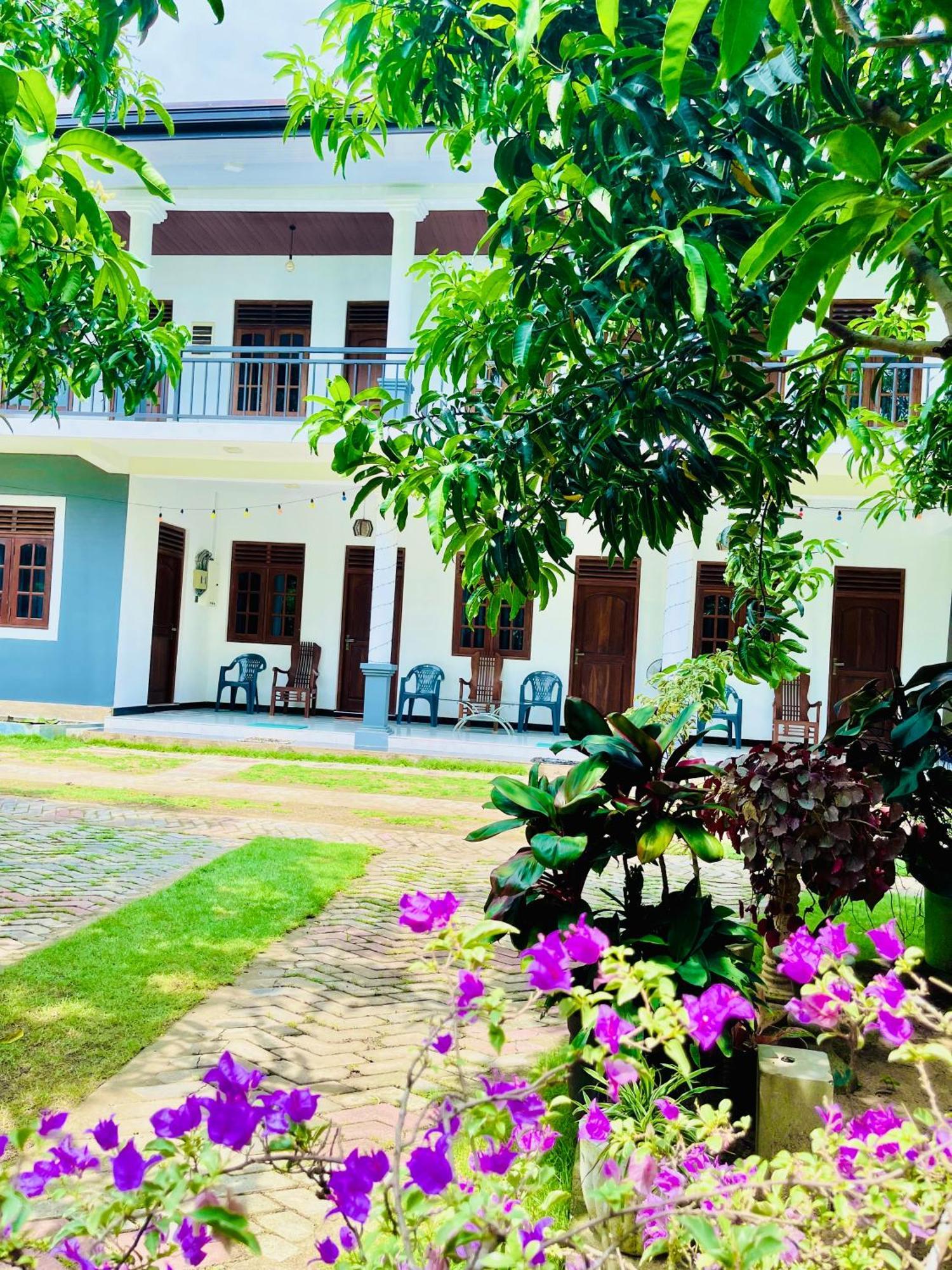 Geethani Tourist Home Полоннарува Экстерьер фото