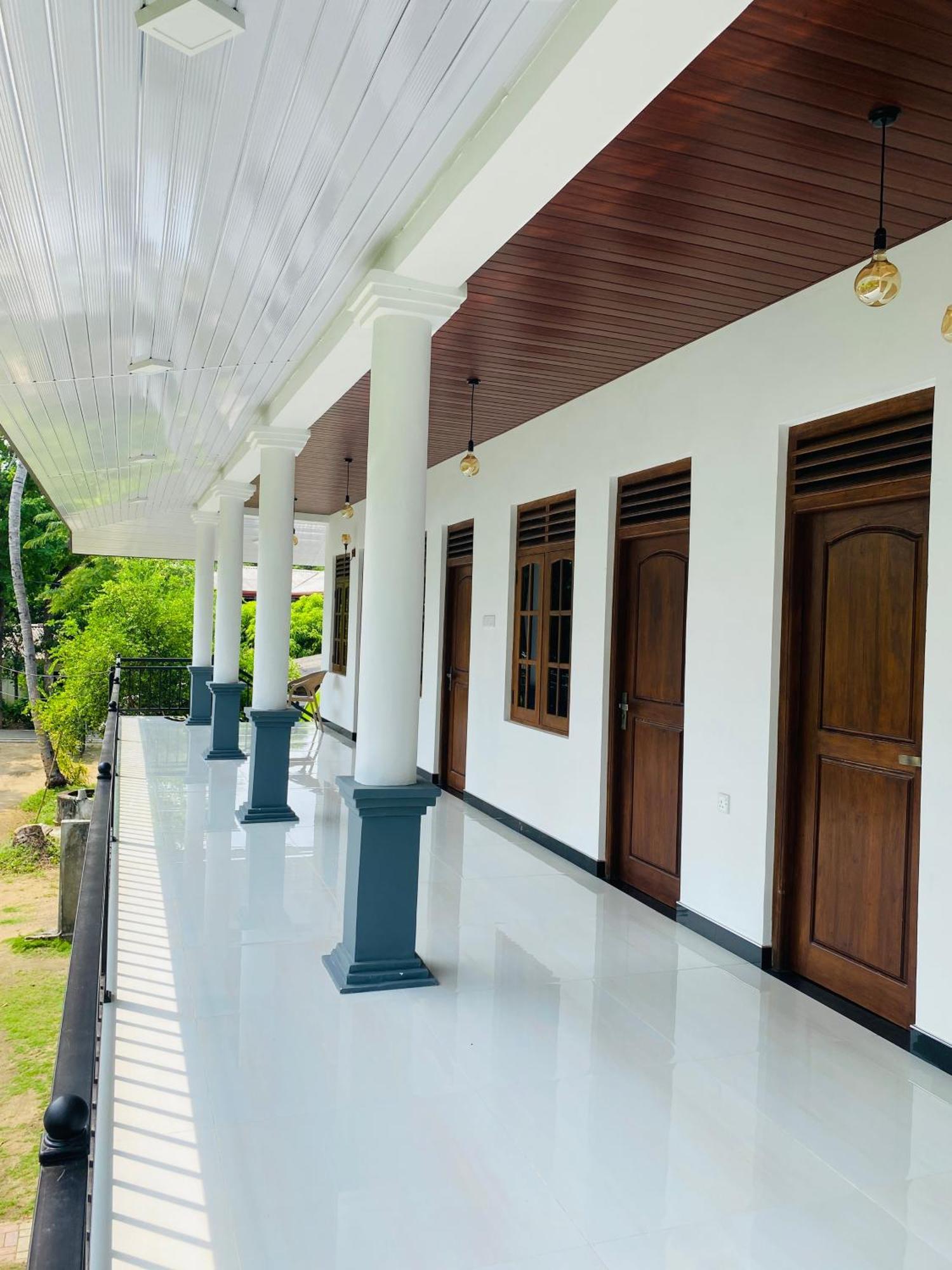 Geethani Tourist Home Полоннарува Экстерьер фото