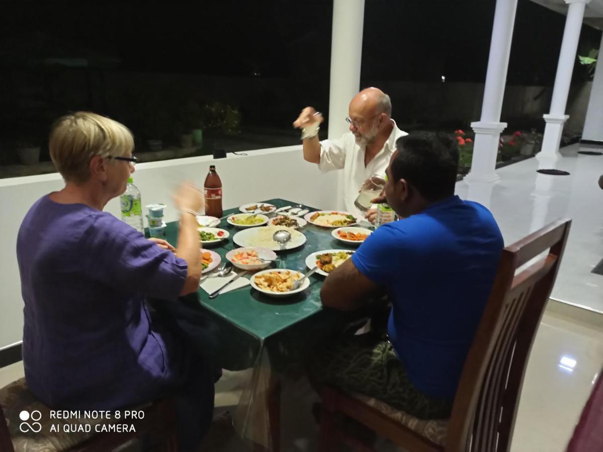 Geethani Tourist Home Полоннарува Экстерьер фото