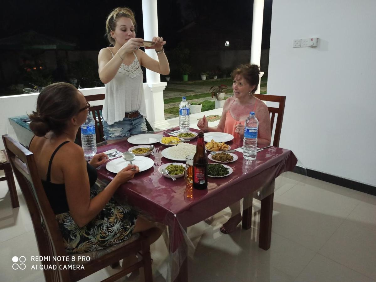 Geethani Tourist Home Полоннарува Экстерьер фото