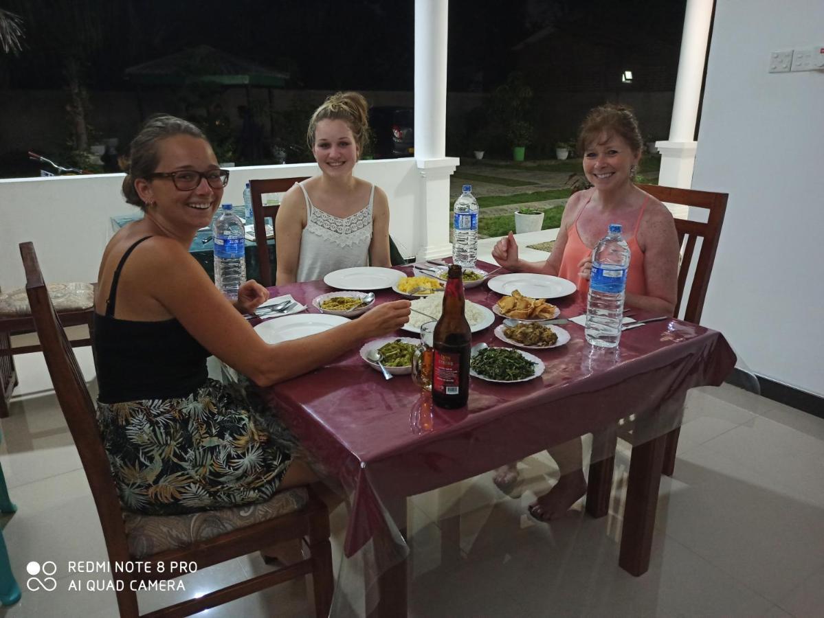 Geethani Tourist Home Полоннарува Экстерьер фото